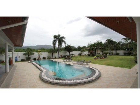 A vendre Villa 4 chambres avec piscine à Hua Hin Soi 6