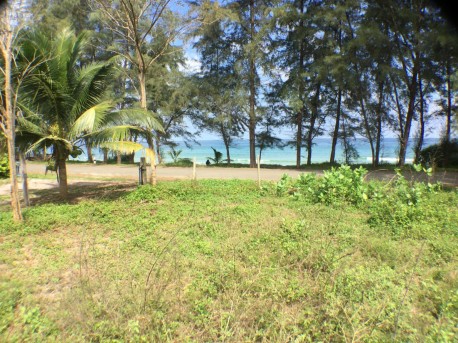 Land 3.5 rai beach front in Bang Saphan