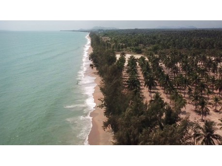 Land on the beach for sale in Thap Sakae