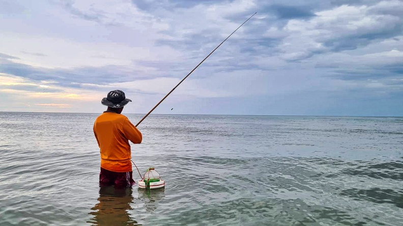 Fisherman on Huahin beach 18 juin 2023.jpg
