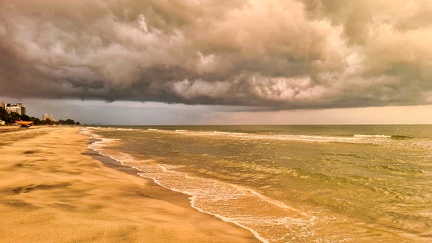 Storm Hua hin beach 10 may 04